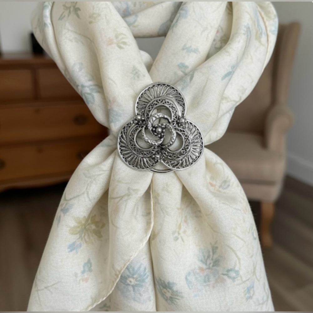 Elegant Silver Tone Filigree Scarf Clip/Slide - Picture 10 of 12